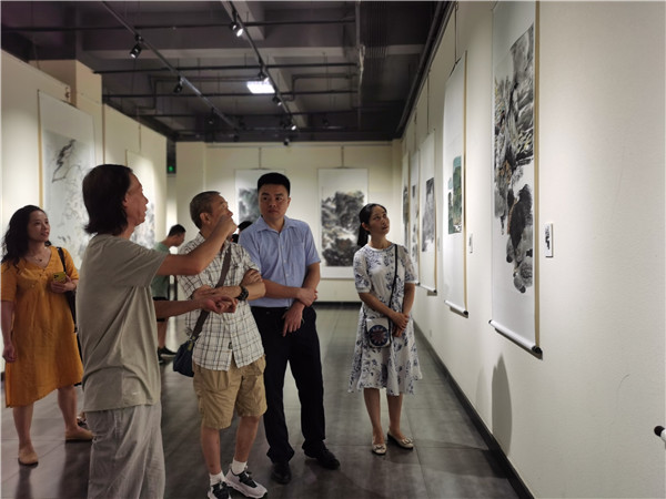 觀眾觀看展覽，樂享文化盛宴。.jpg
