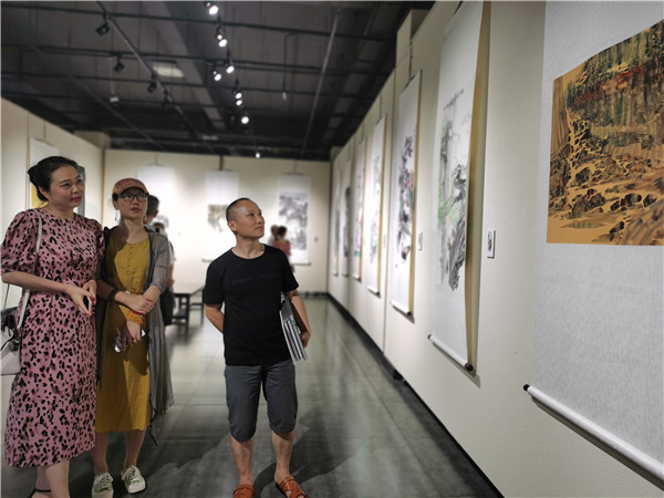 觀眾觀看展覽，樂享文化盛宴。 (1).jpg