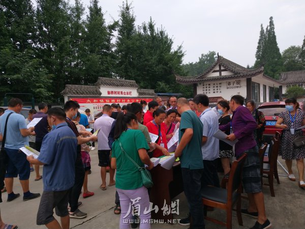 精準扶貧專場招聘會現場。