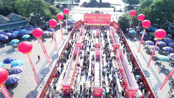 “同心戰疫 暖企惠民”現場招聘會。