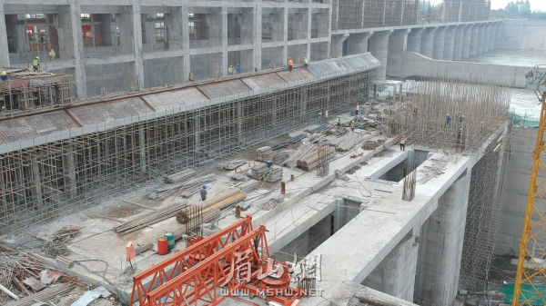 岷江湯壩航電樞紐工程正在加快建設。