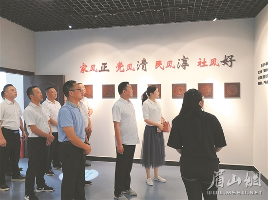 洪雅縣干部參加“清風揚眉 廉潔齊家”活動。.jpg