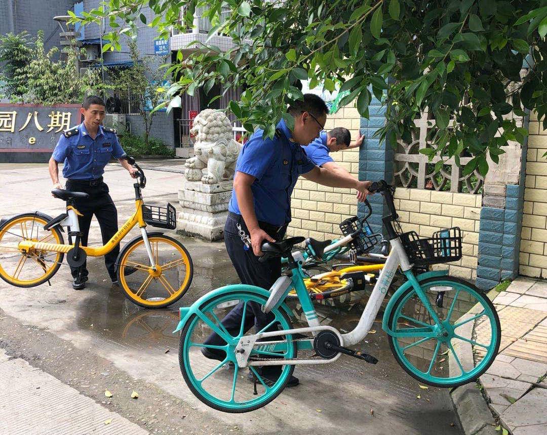 執法人員開展日常巡邏，維護共享單車停車秩序。.jpg