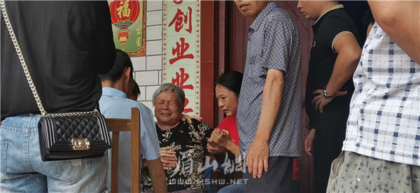 家屬悲痛不已。.jpg