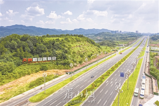 已建成通車的天府大道南延線。本報記者 殷勇 攝