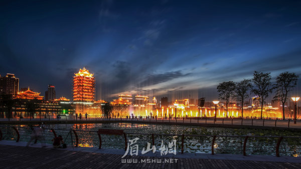 依托東坡城市濕地公園，我市積極開(kāi)展商貿(mào)活動(dòng)帶動(dòng)經(jīng)濟(jì)發(fā)展。