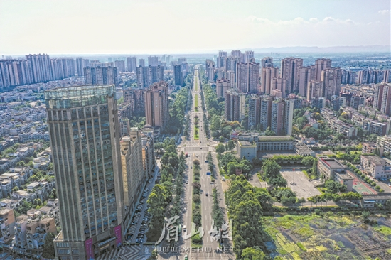 干凈整潔的眉山城市。本報記者 殷勇 攝