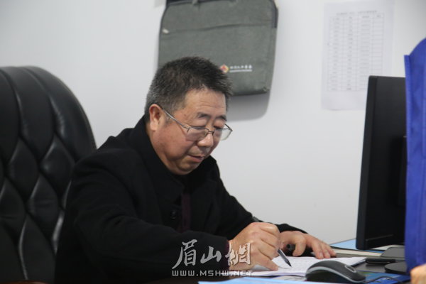 伍志祥正在統(tǒng)計(jì)人口普查的相關(guān)數(shù)據(jù)。