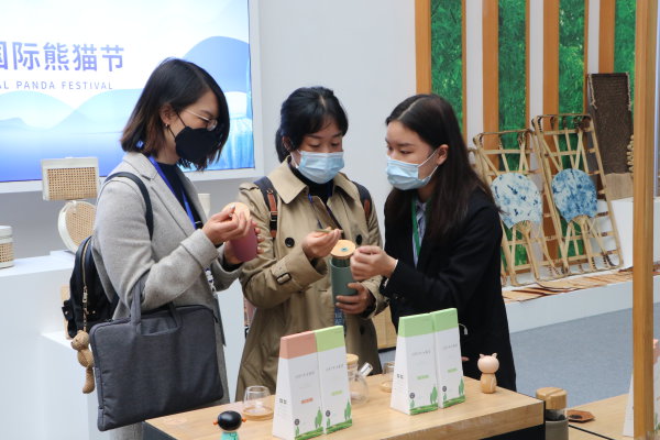 嘉賓參觀展覽。