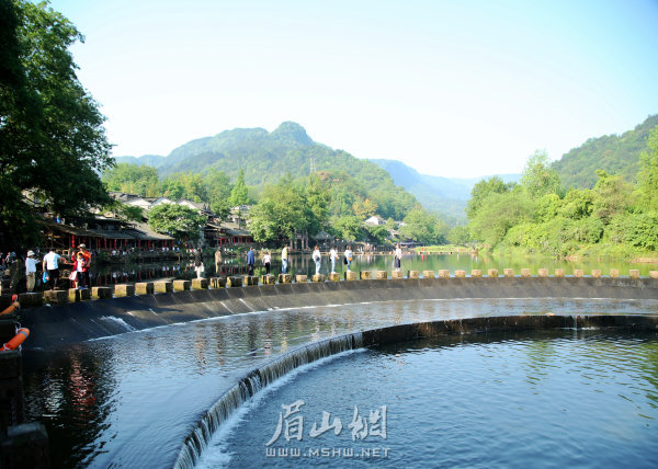 柳江鎮風景如畫。