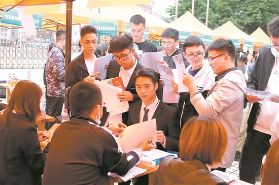 高校畢業生積極參加雙選會。.jpg
