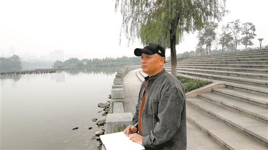 在東坡城市濕地公園，余啟翔記錄著自己的感受。