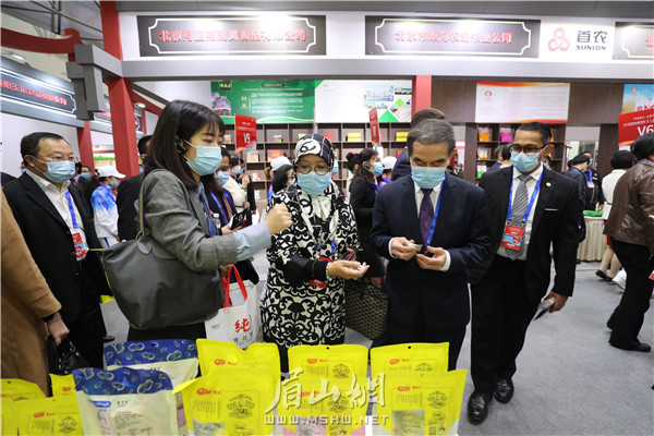 外國嘉賓們對中國特色美食產品興趣濃厚.jpg