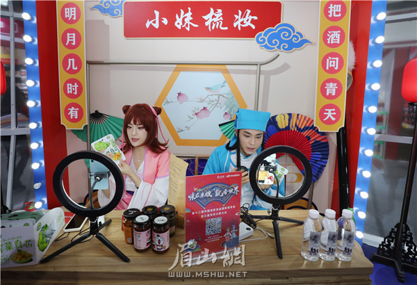 現場線上直播推介產品.JPG