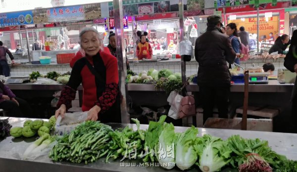 在市場(chǎng)里賣菜的老人不懂移動(dòng)支付，只收現(xiàn)金。