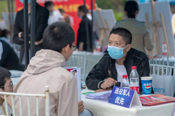舉辦線下招聘會，搭建就業(yè)平臺。