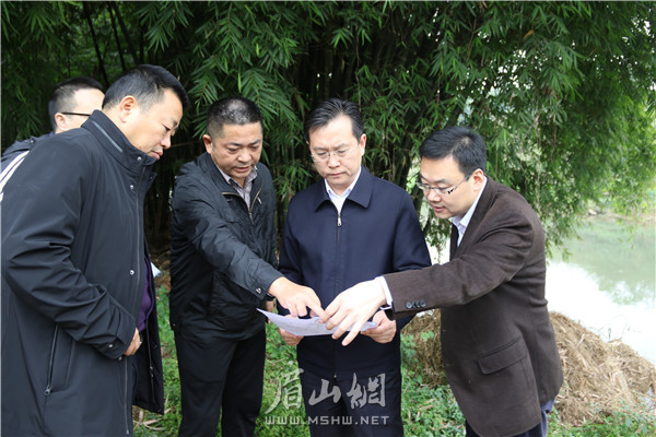 11月20日，胡元坤暗訪毛河彭山段河長制工作落實情況。 記者 段小鋒 攝.JPG
