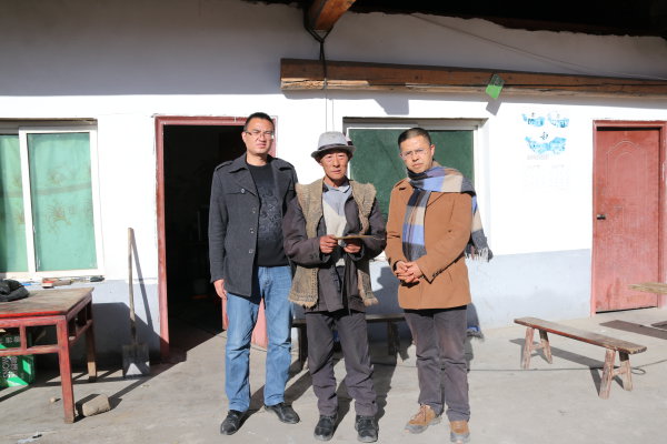 沈衛(wèi)東（右一）和援藏工作組同志慰問(wèn)金川縣新開(kāi)村建檔立卡貧困戶(hù)。