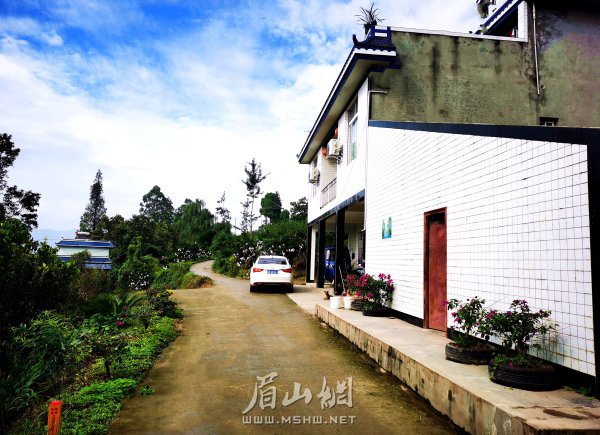 村內早已換了模樣，家家戶戶庭院整潔，大家住上了樓房，開上了小車。