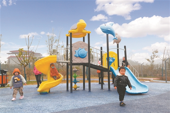 孩子們在公園內玩耍。