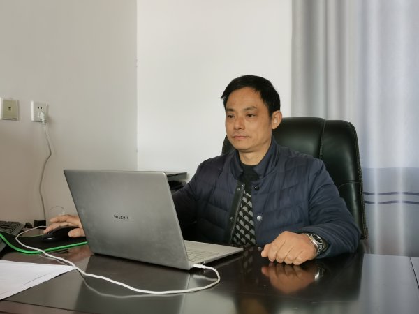 楊志明正在工作。