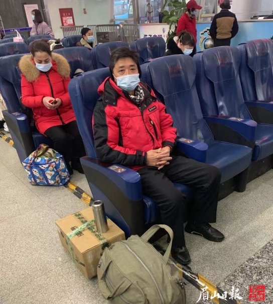等待乘車前往重慶的繞先生。