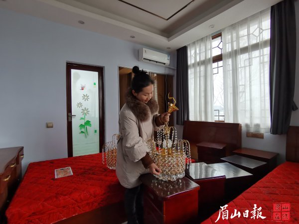 楊琴正在整理新購買的燈具。