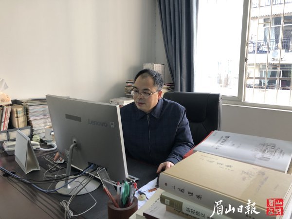 劉清泉在研究東坡文化。