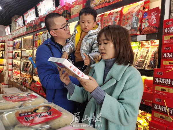 楊千一正在采購眉山土特產(chǎn)。