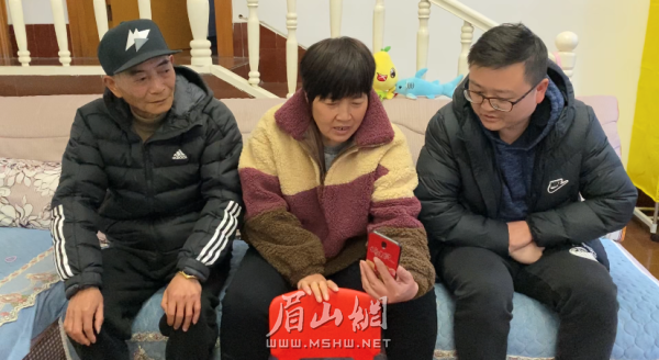 周科一家與遠(yuǎn)在江蘇省的大姑媽一家視頻連線拜年。