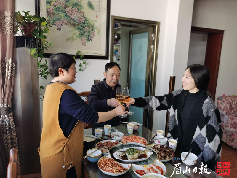 一家三口吃個團年飯。