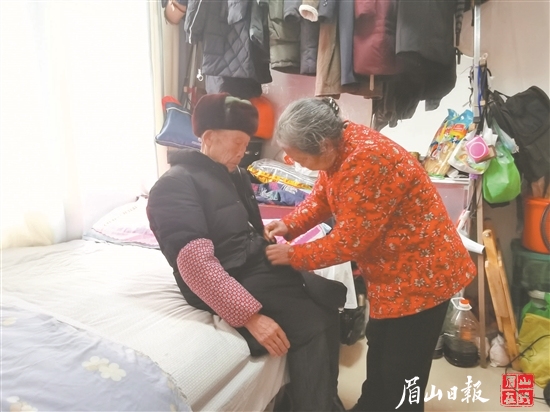 游金香給老伴整理衣物。