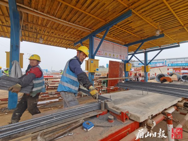  在項目鋼筋加工棚里，工人們干勁十足。