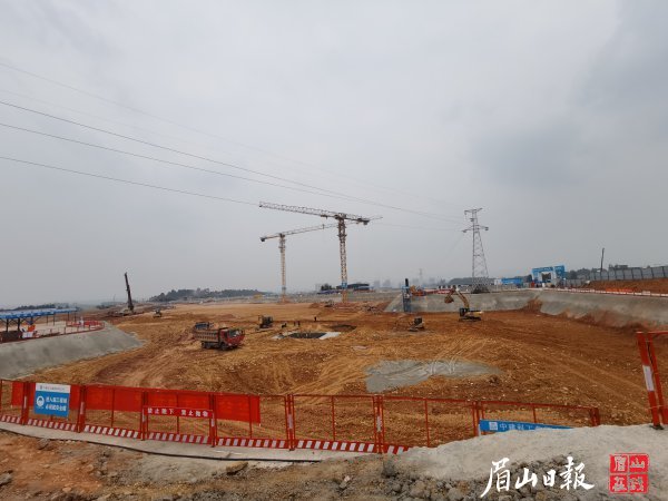  在眉山天府新區人民醫院建設項目上，工人們正快馬加鞭地進行基礎施工工作。