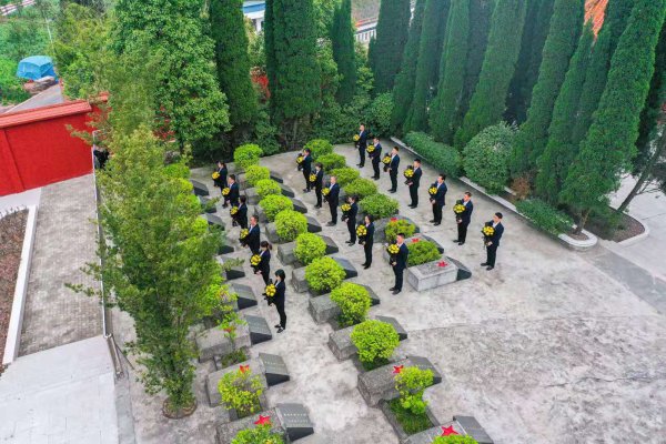  仁壽縣退役軍人事務系統向烈士敬獻鮮花。