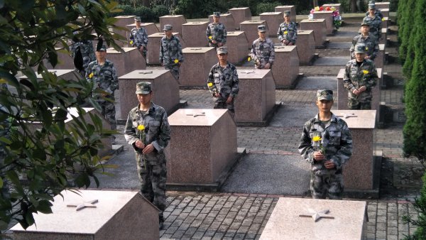 洪雅縣人武部官兵向烈士敬獻鮮花。