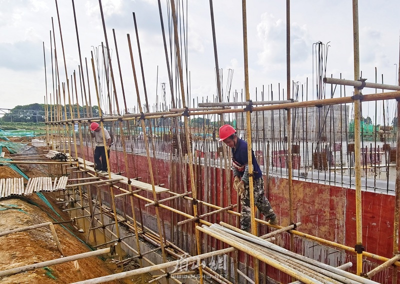 工人正在搭建事故池。.jpg