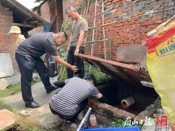 執(zhí)法人員對該公司下游約10米處雨水溝囤積水進(jìn)行取樣。