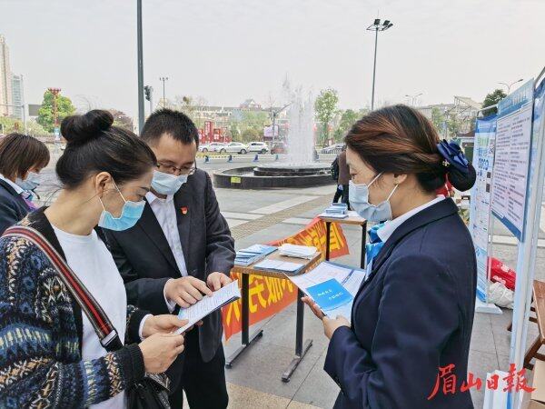 供水公司開展節(jié)水宣傳活動。