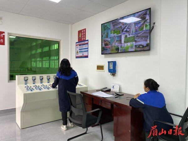 值班室，兩名工作人員相互配合，保障水廠正常運(yùn)行。