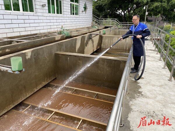 工作人員清洗氣水反沖濾池，提高過濾效率和水質(zhì)保障。
