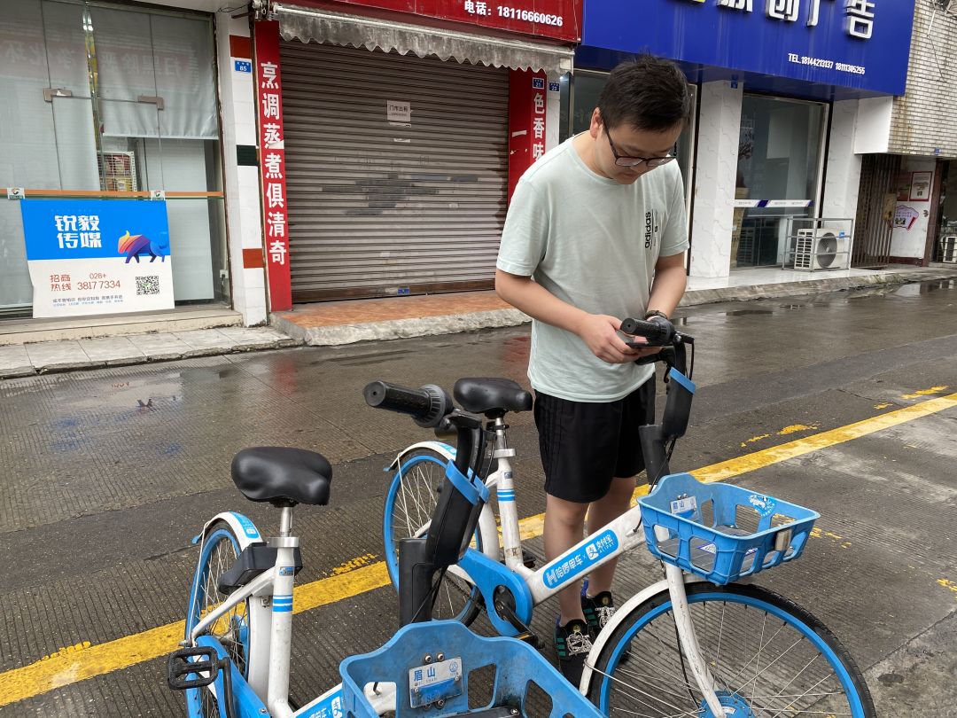 市民主動騎共享單車，踐行綠色出行。.jpg
