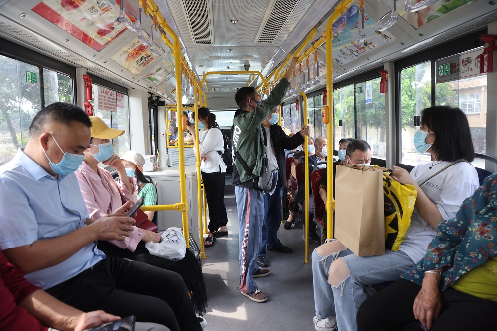 市民乘坐公交車，積極踐行綠色出行。.JPG