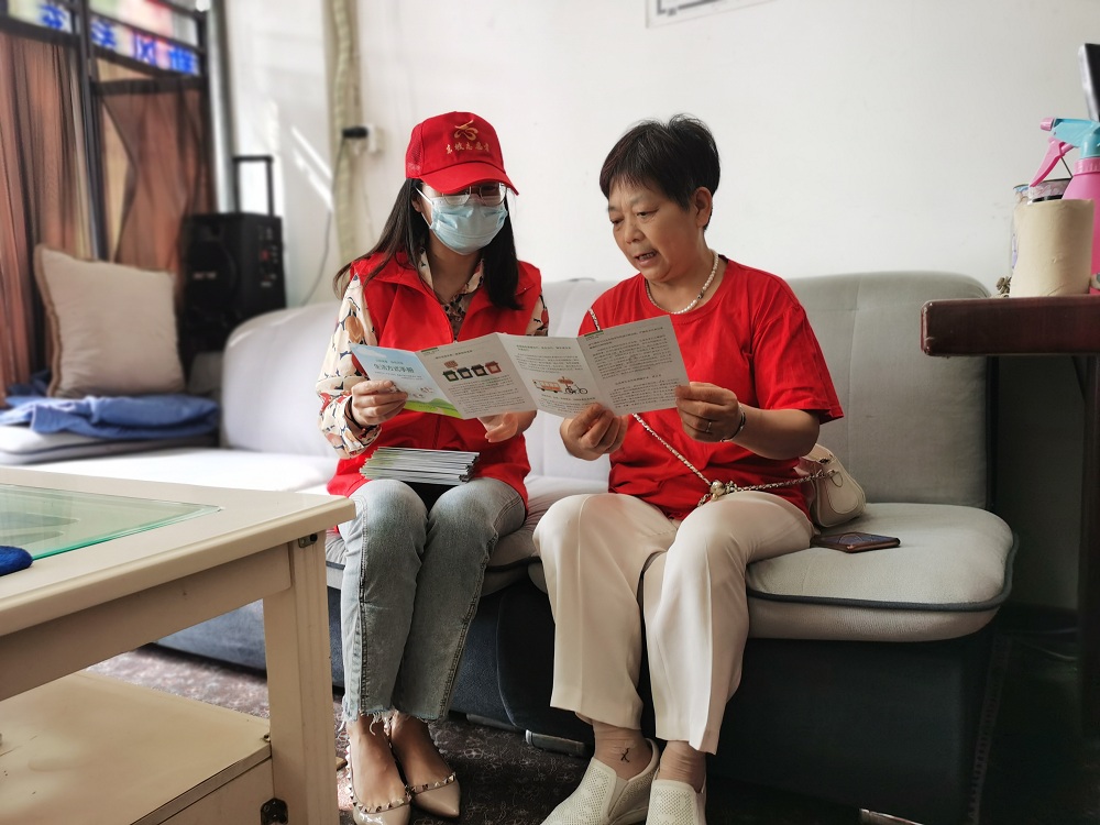 志愿者向市民宣傳綠色環保知識。.png