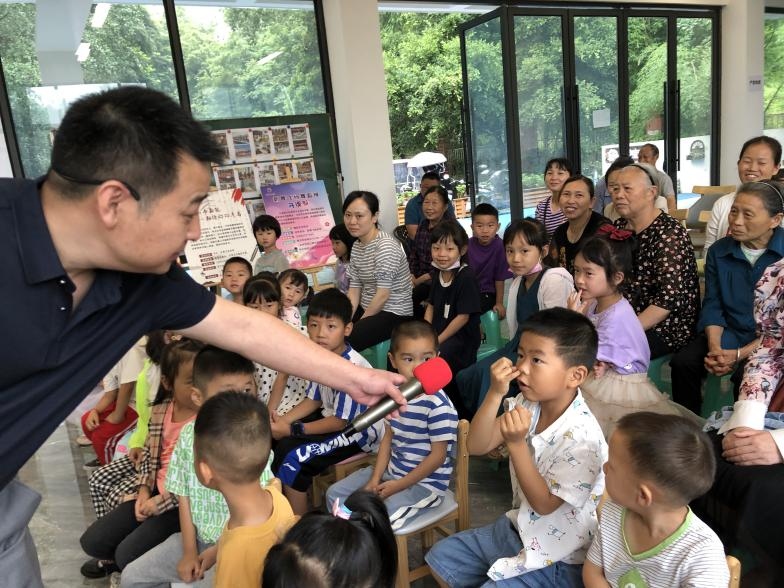由洪雅縣圖書館主辦的“全民閱讀進社區”活動分別在依云觀邸小區和陽光上城小區舉行。.png