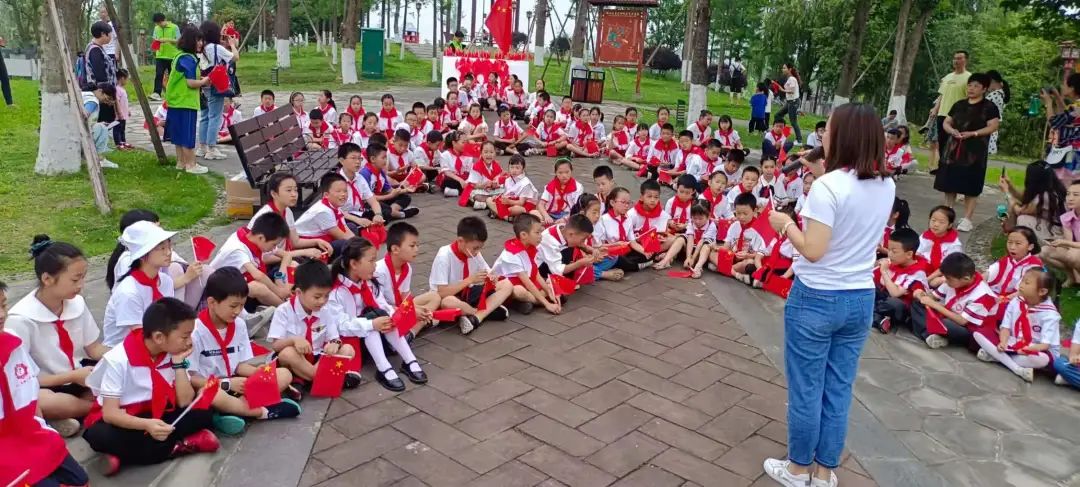 紅領巾志愿者宣講文明家庭典型榜樣，培育家風建設.jpg