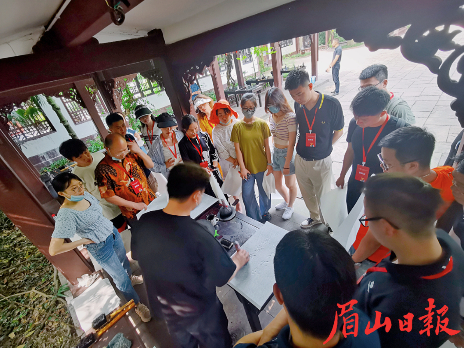 考察團成員在專業技術老師的指導下，體驗拓片制作。