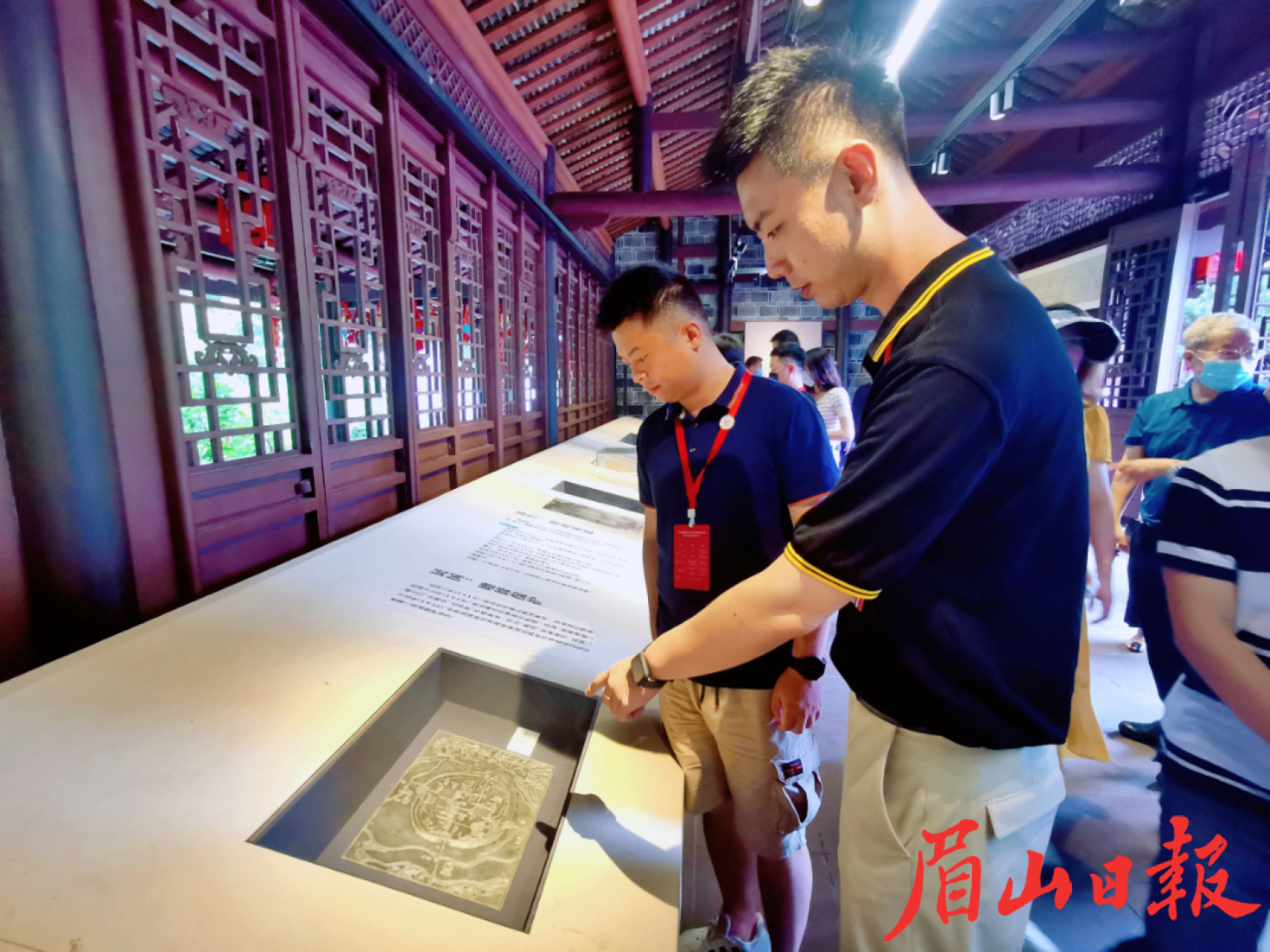 考察團成員參觀三蘇祠，感受三蘇文化。