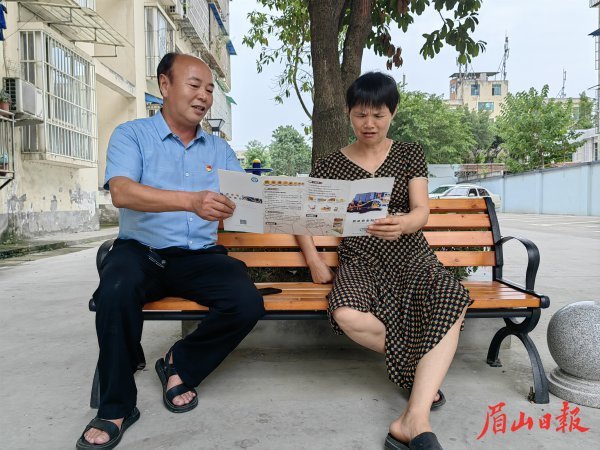  紅色樓棟長向小區(qū)住戶宣傳相關(guān)政策法規(guī)。