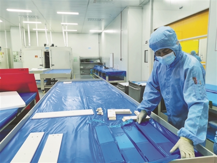 彭山經開區，珂瑪材料技術有限公司工作人員正在清洗電子產品元件。.jpg